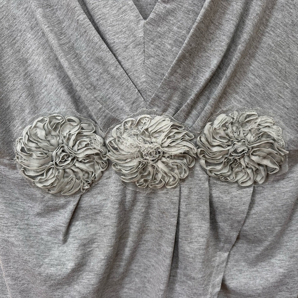 Gray Knit V Neck Short Sleeve Empire Waist Rosette Detail Top - Picture 3 of 7